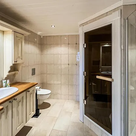 Stunning In With Sauna Ron